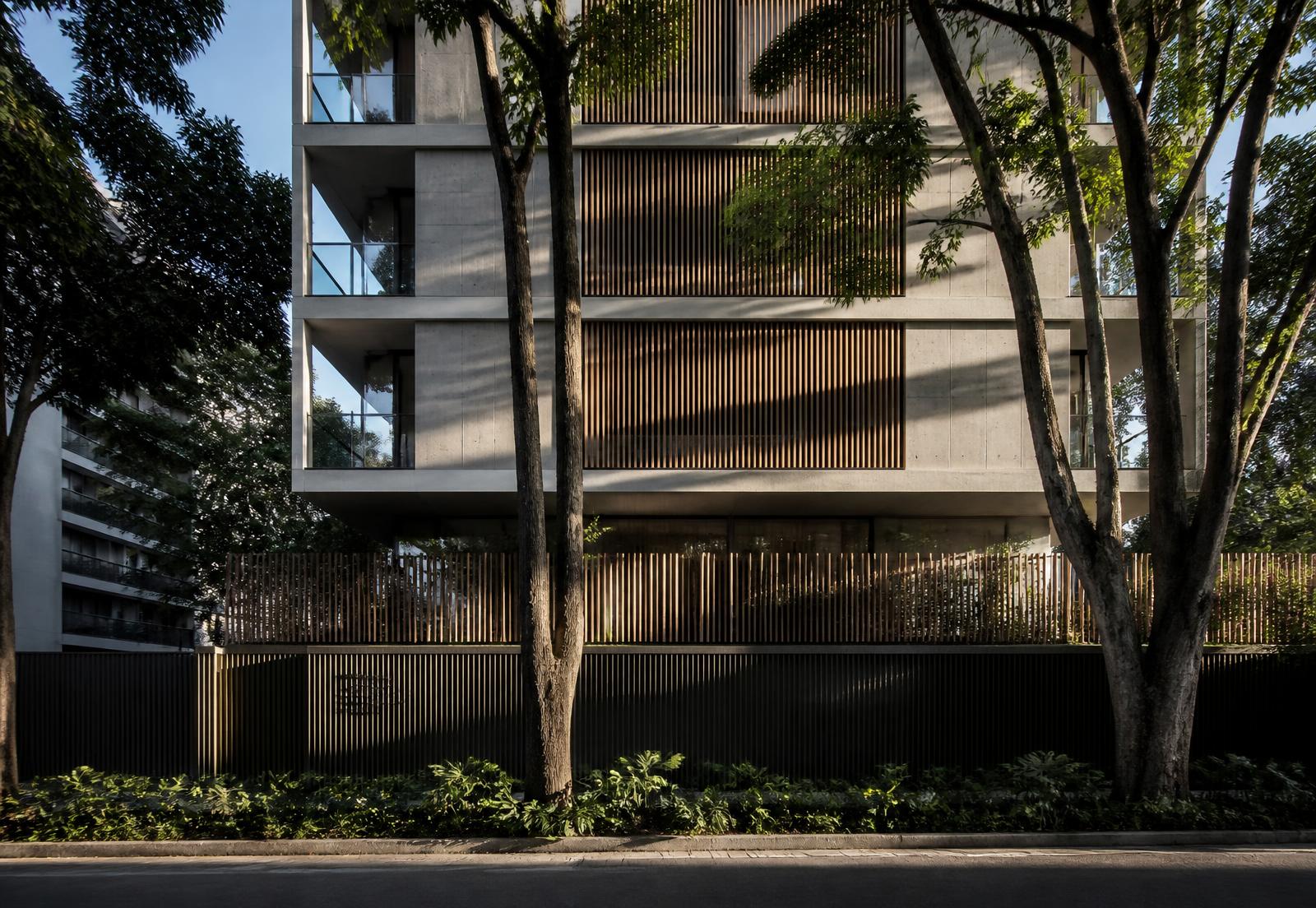 Fachada de edifício residencial contemporâneo em São Paulo